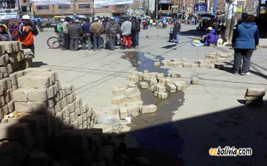 La plaza Ballivian de El Alto bloqueada con adoquines