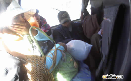 El Alto: Las pocas movilidades en servicio llevaron pasajeron hasta en la maletera.