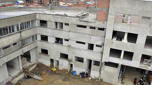 Inspeccionan avance en construcción de la Estación de Bomberos de El Alto.