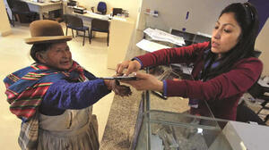 Pago de la Renta Dignidad se restablece en entidades financieras de Bolivia