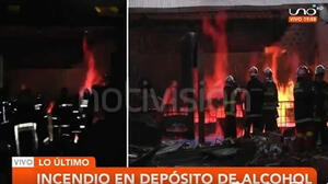 Incendio de magnitud en un depósito de alcohol en El Alto