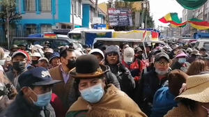 En El Alto, gremialistas y guardia municipal se enfrentan en un operativo de reordenamiento