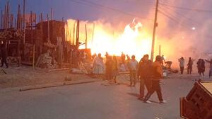 Incendio en El Alto consume sector de venta de madera en la Zona Franca
