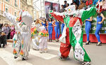 Atractivos del carnaval paceño: corso infantil, pepinos y comparsas