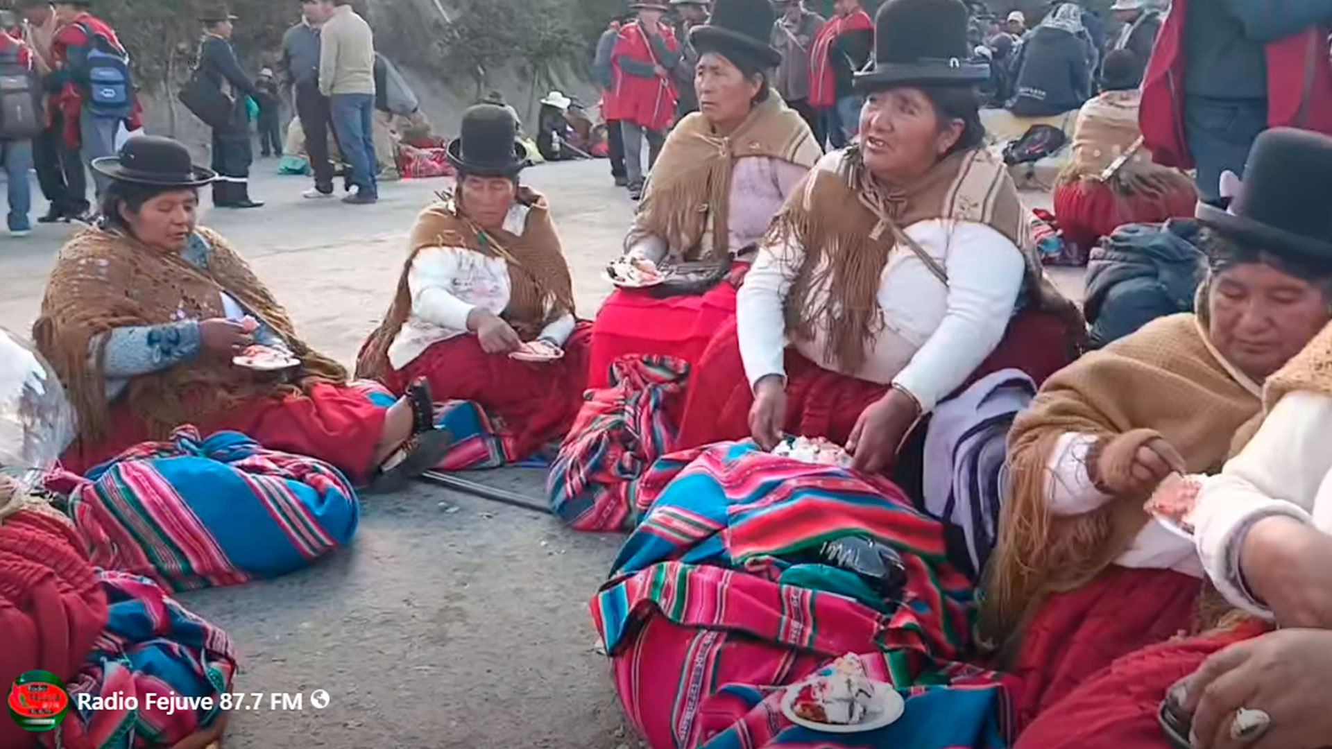 Mujeres Polleras Rojas las pares de los Ponchos Rojos de Omasuyos.