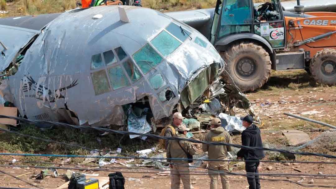 Restos del avión Hércules accidentado en El Alto.