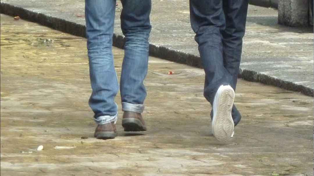 Imagen referencial de dos adolescentes de espaldas. Foto: internet