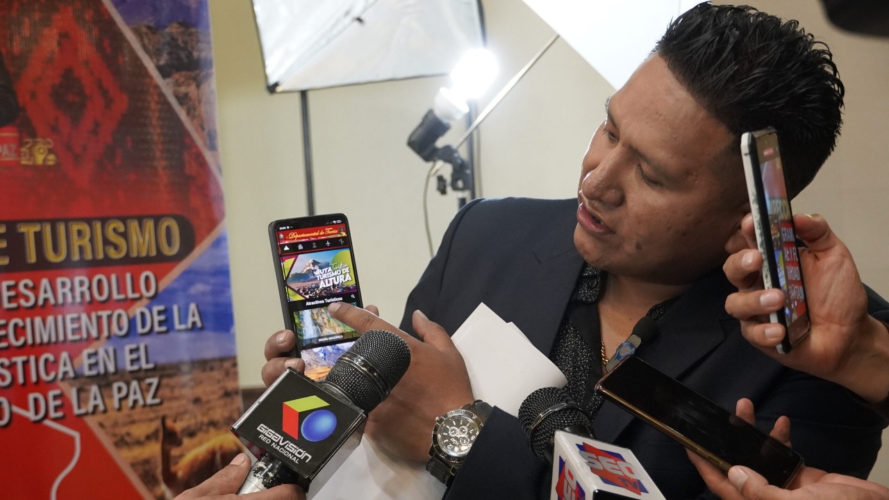 El secretario departamental de Turismo y Cultura, Camilo Marca, demuestra el uso de la App de la Gobernación de La Paz.