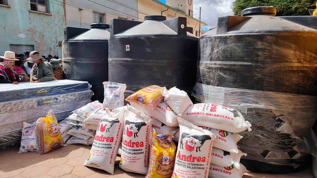 Gobernador Santos Quispe llegó al municipio de Puerto Acota donde entregó ayuda humanitaria