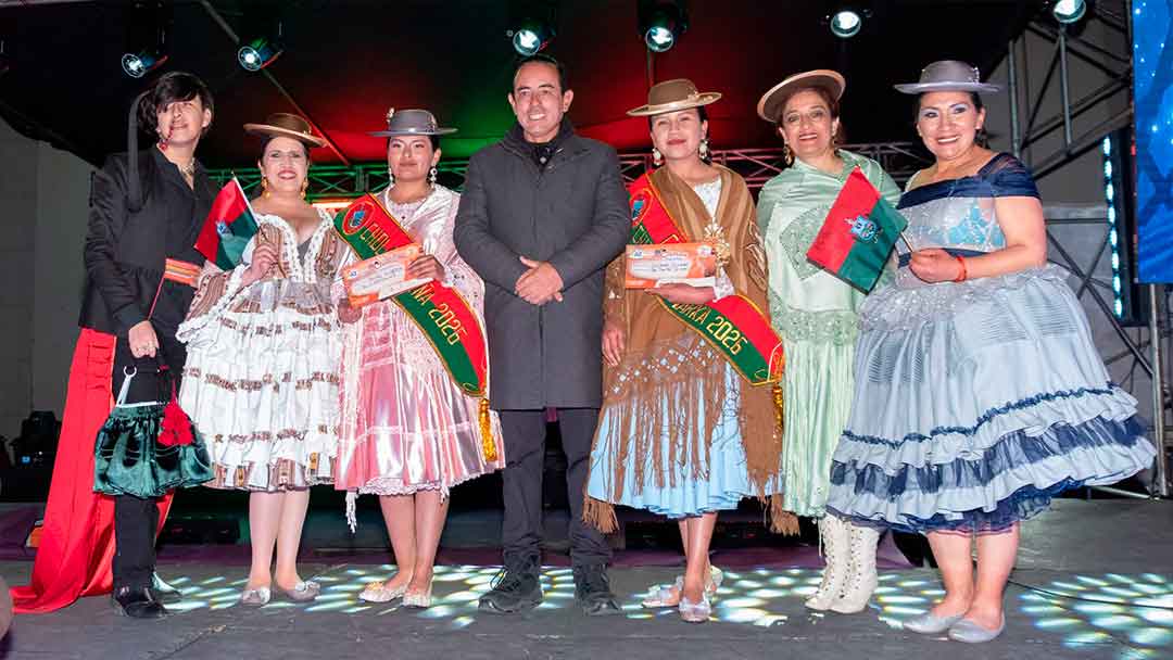 Rashel Choque Cholita Pace&ntilde;a 2026 y Soledad Ill&aacute;nes es Cholita Chuquiago Marca, al centro el Alcalde pace&ntilde;o.