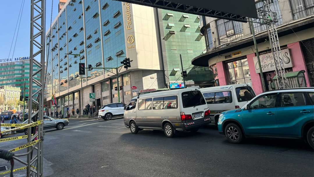 La organización de la Entrada del Gran Poder comenzó a instalar su infraestructura en el centro paceño. Foto: ABI.