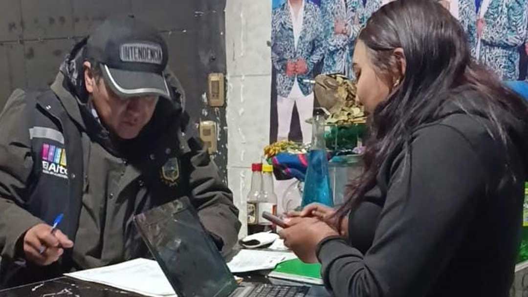 Clausuran dos locales por funcionar sin licencia, administradores fueron arrestados