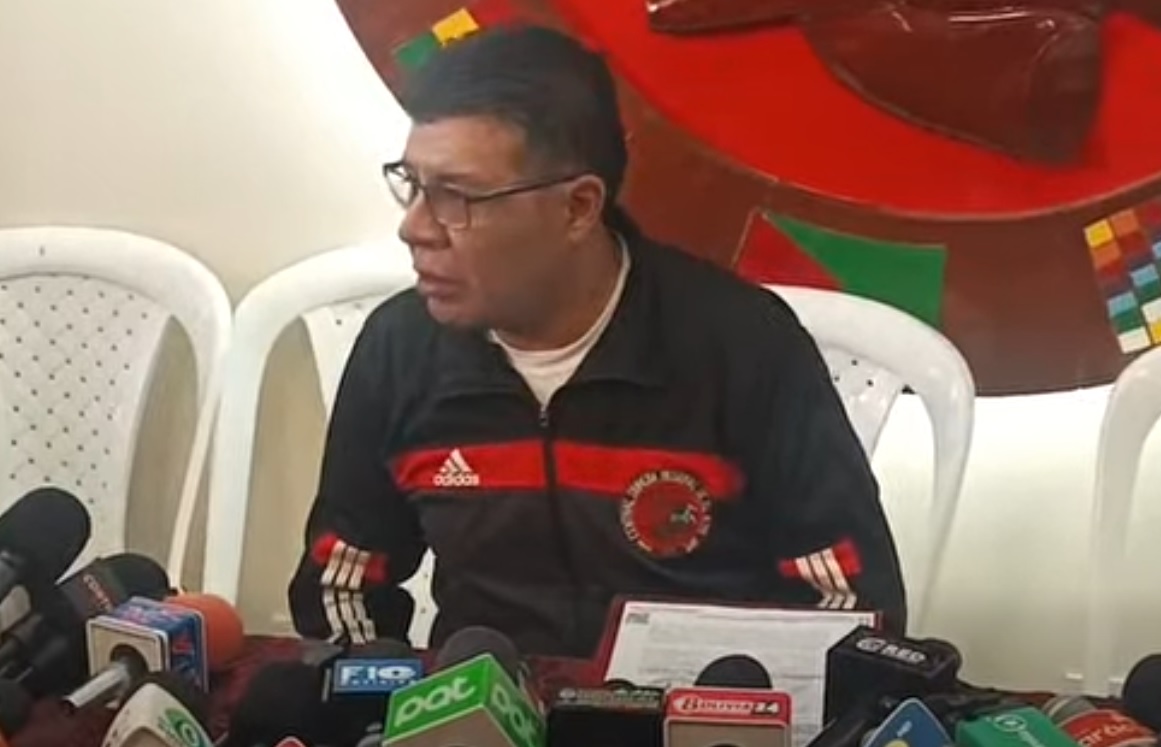 El secretario ejecutivo de la COR El Alto, Marcelo Mayta, en conferencia de prensa.