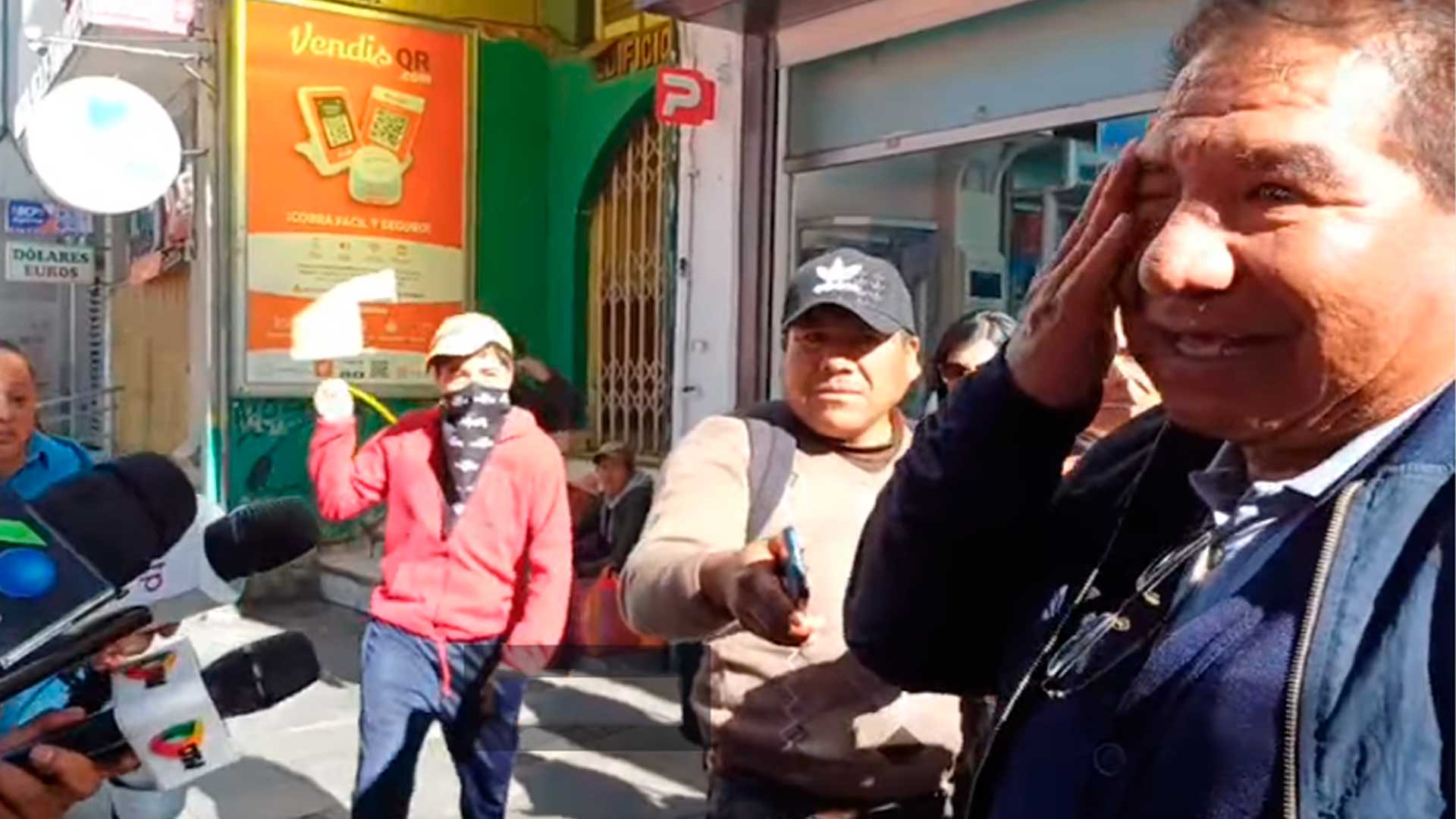 Octavio Urquizo, dirigente de la COB, es agredido con tomates y azotes en medio de tensión sindical
