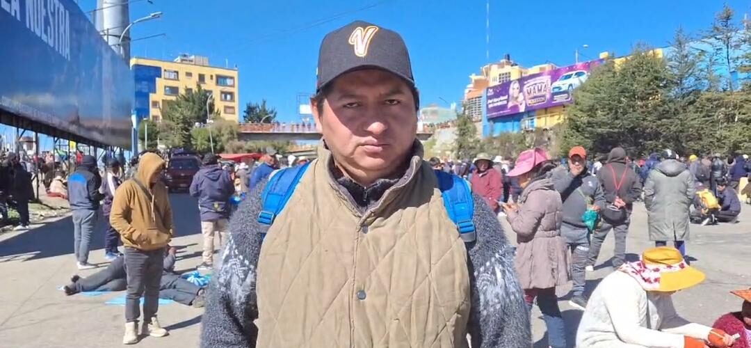 El secretario general de la Federación de Comunidades Interculturales de Chimoré, Maicol Rojas, en un punto de bloqueo en El Alto.