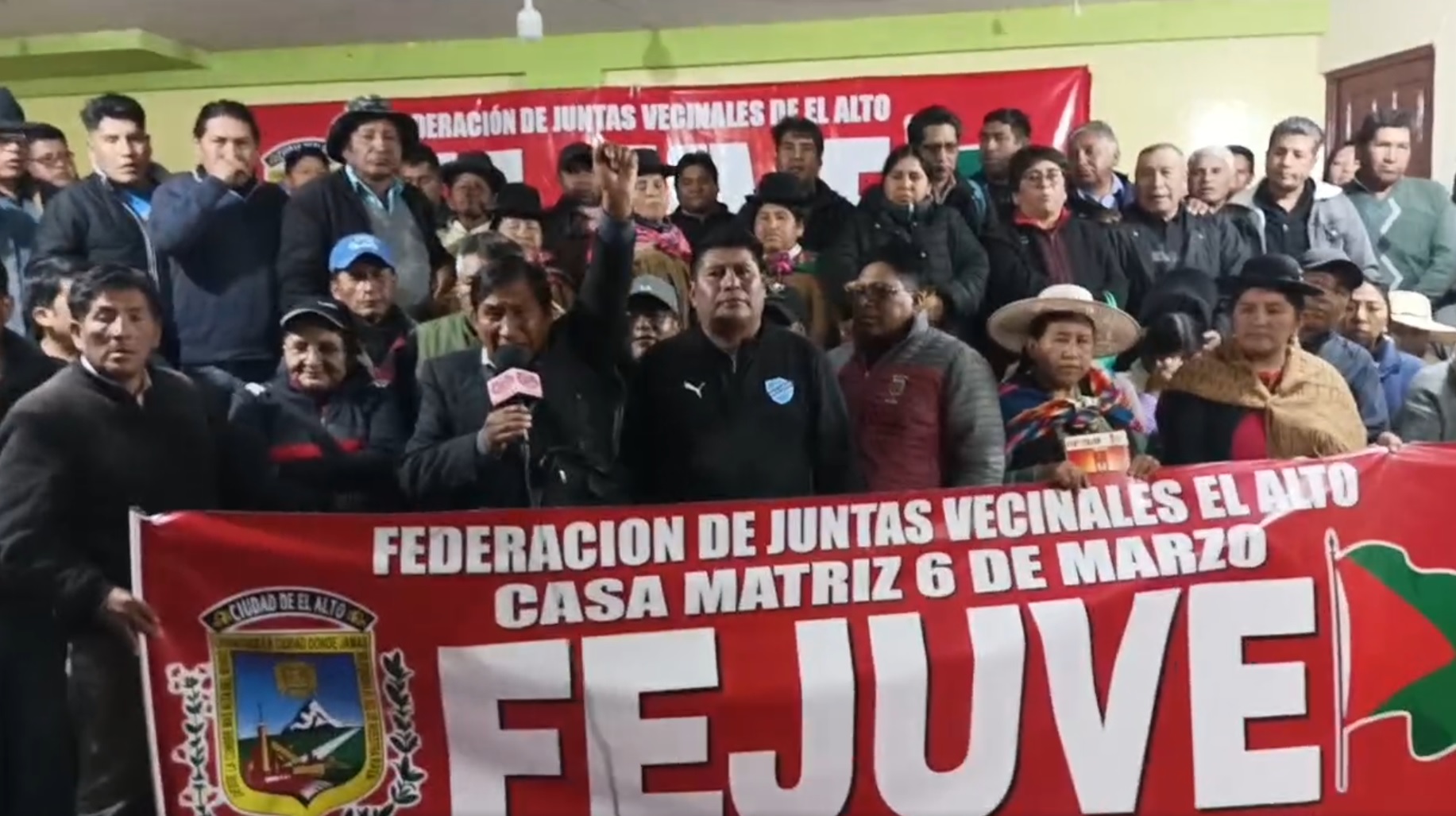 El presidente de la Fejuve El Alto 6 de Marzo, Jesús Pedro Mamani, en la coferencia de prensa.
