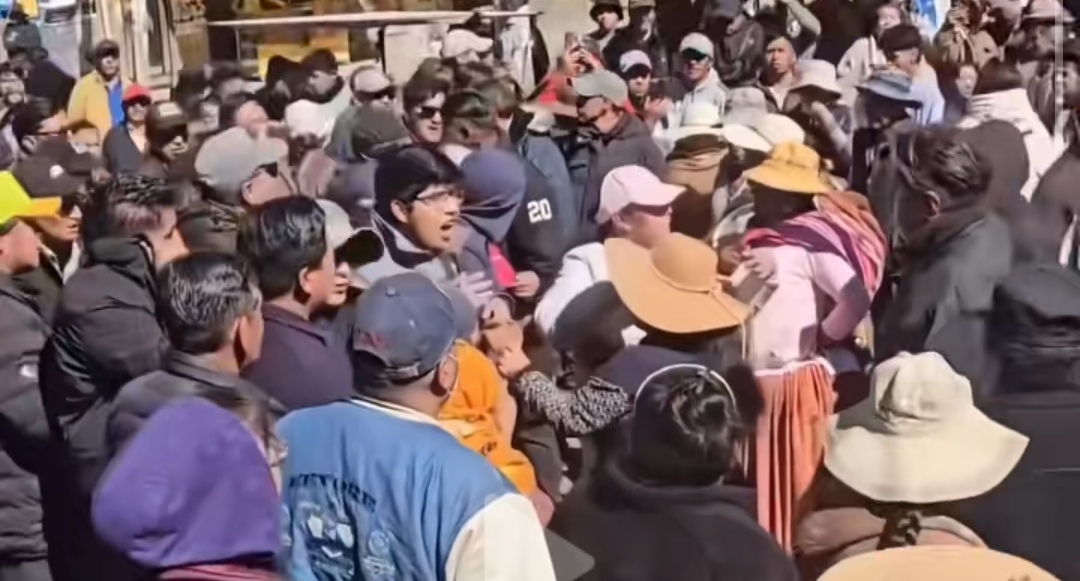 Comerciantes de la popular feria 16 de Julio de El Alto expresaron este domingo su rechazo a los bloqueos.
