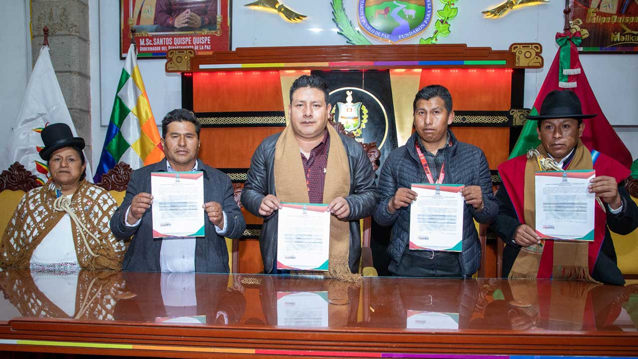 Firma de estructura de financiamiento garantiza el tramo carretero Huarina - Villa Lipe