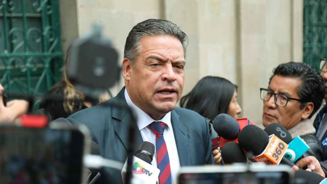 El gobernador de La Paz, Luis Revilla, en conferencia de prensa.