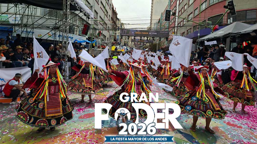Gran Poder 2026: Danzarines de Pujllay hace su paso por el palco oficial.