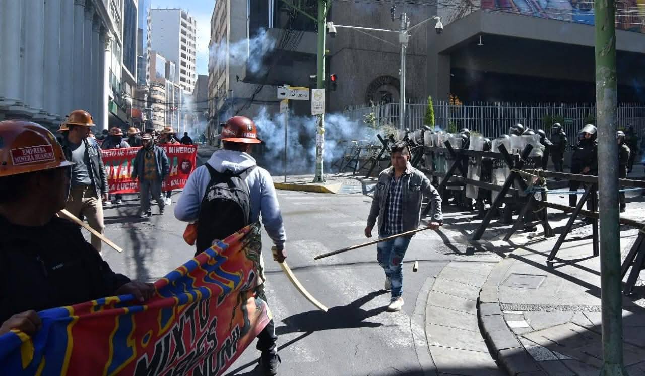 Organizaciones sociales que intentaron ingresar a Plaza Murillo fueron son gasificados.