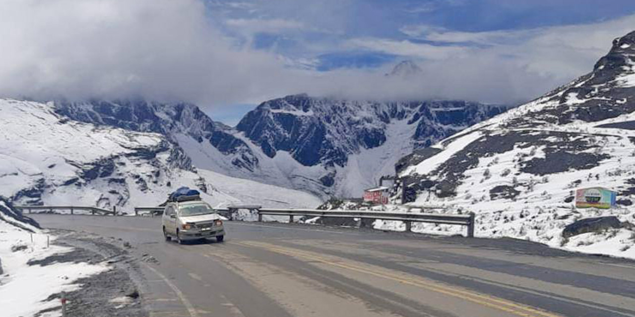 La nevada cubrió este fin de semana el sector de La Cumbre, en la ruta entre La Paz y los Yungas.