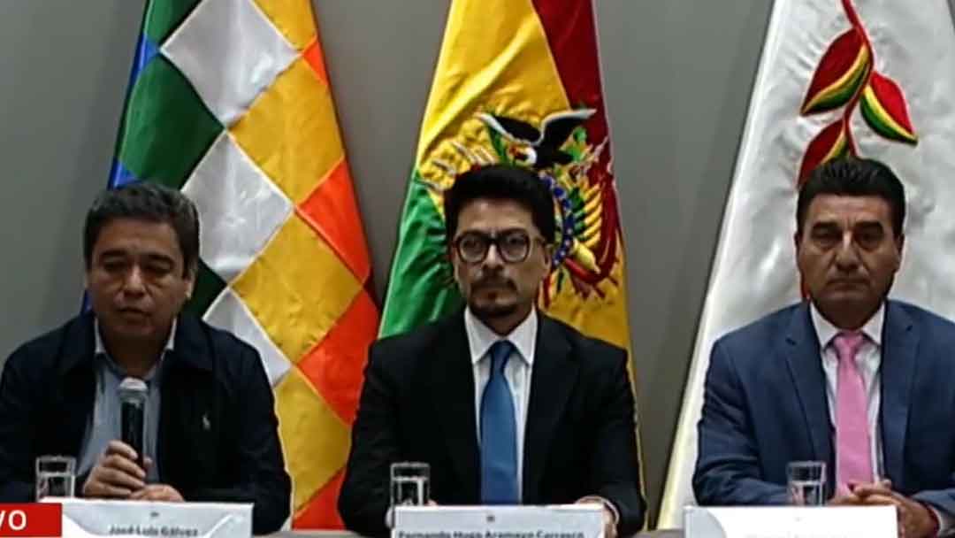 El ministro Fernando Aramayo junto al vocero Jos&eacute; Luis G&aacute;lvez y el alcalde Jhonny Torres.