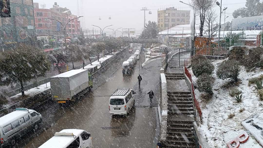 Una intensa nevada cayó este martes en varias regiones del país, entre ellas El Alto.