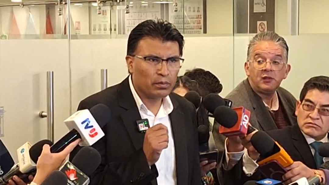 Senador Nilton Condori en conferencia de prensa este jueves. Foto: Captura RR.SS.