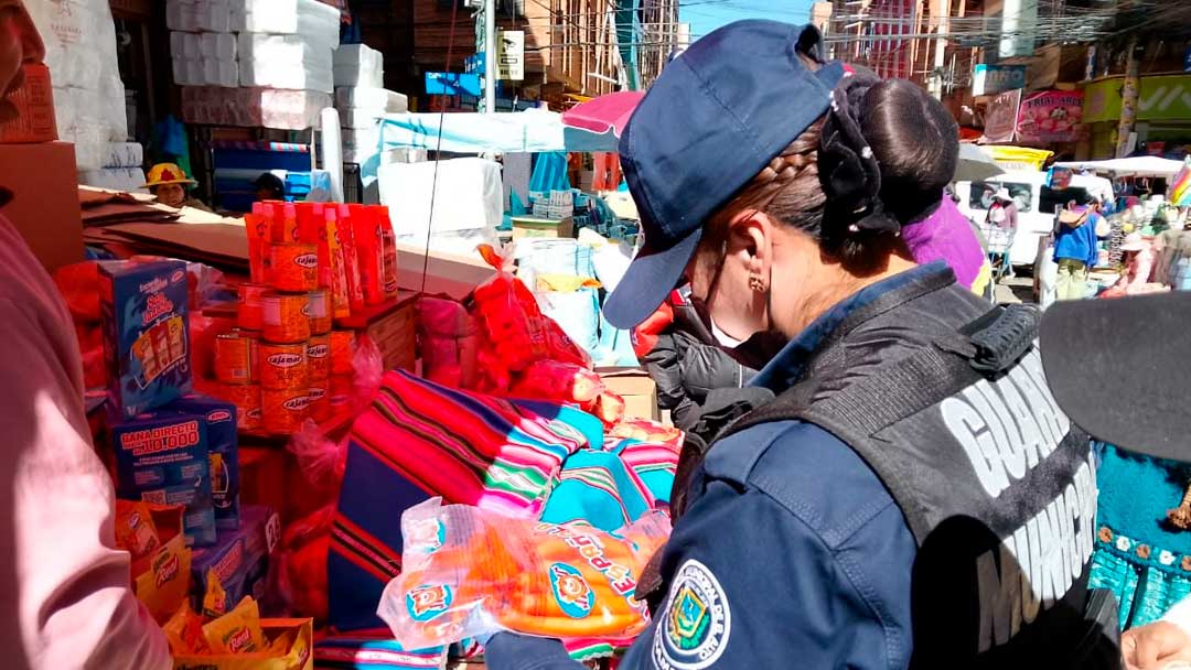 Operativos de la Alcaldía evitan la venta de alimentos vencidos y fuegos artificiales de alta potencia