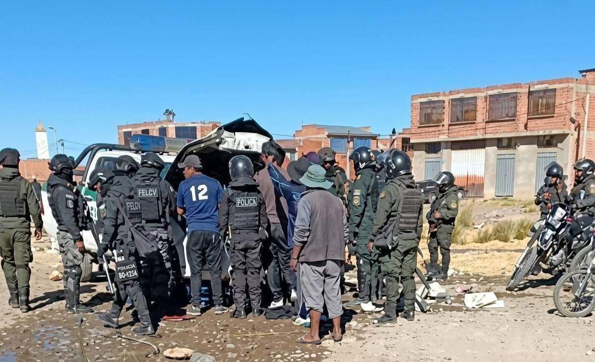 Efectivos policiales acudieron a auxiliar a sus camaradas heridos y a retirar la patrulla que fue quemada durante los hechos. | Foto: RRSS.