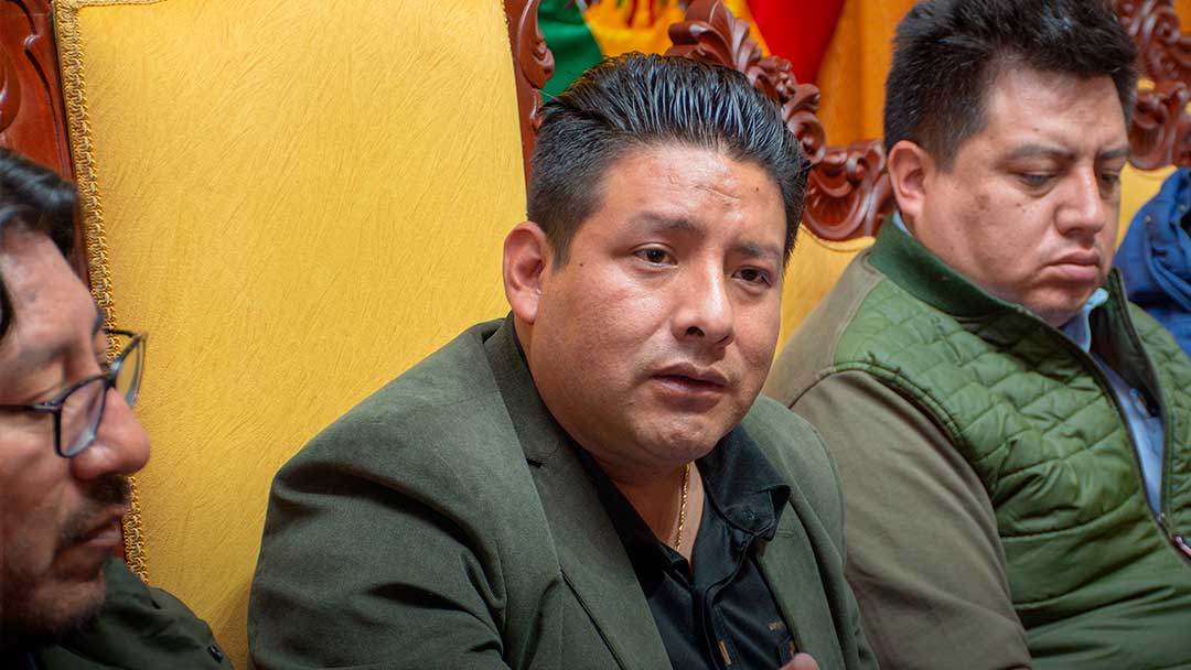 El gobernador de La Paz, Santos Quispe Quispe, en conferencia de prensa.