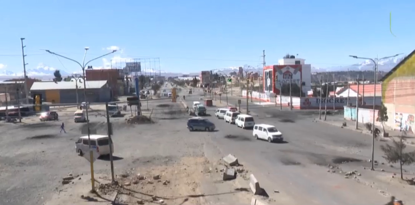 Las avenidas 6 de Marzo y Beni, a la altura de la línea férrea, amanecieron sin presencia de movilizados. | Foto: Captura de video.