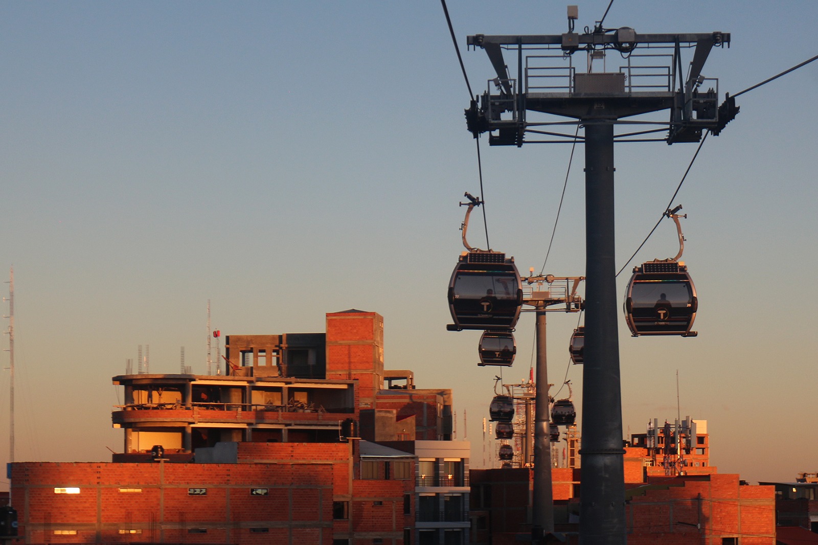 El servicio de transporte por cable Mi Teleférico opera con normalidad en La Paz y El Alto.