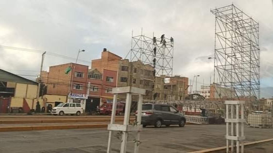 Realizan armado de escenario para la serenata del domingo por el aniversario de El Alto