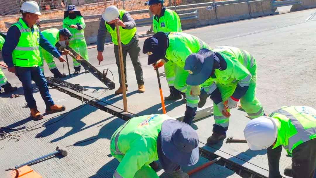 La Administradora Boliviana de Carreteras realiza trabajos de conservación vial en la autopista La Paz – El Alto