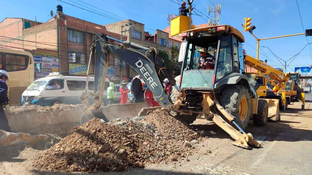 Maquinaria de la Alcaldía de El Alto abre parte de una jardinera de la avenida 6 de Marzo.