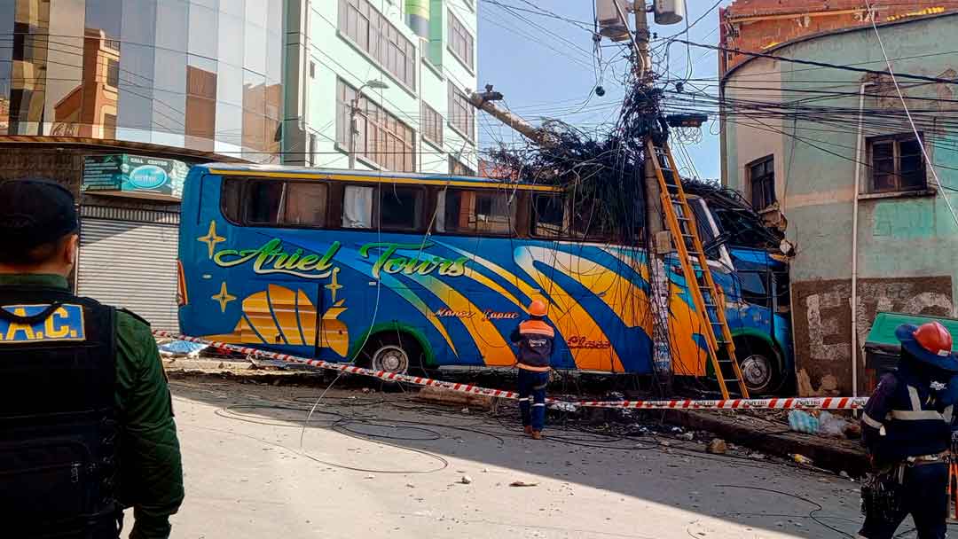 Accidente de tránsito: autobus se estrella a postes en la avenida Kollasuyo - La Paz.