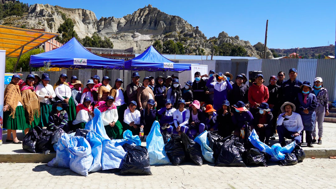 La alcaldía de Achocalla, ENDE, organizaciones sociales, estudiantes y universitarios recolectaron desechos en la laguna de este municipio.