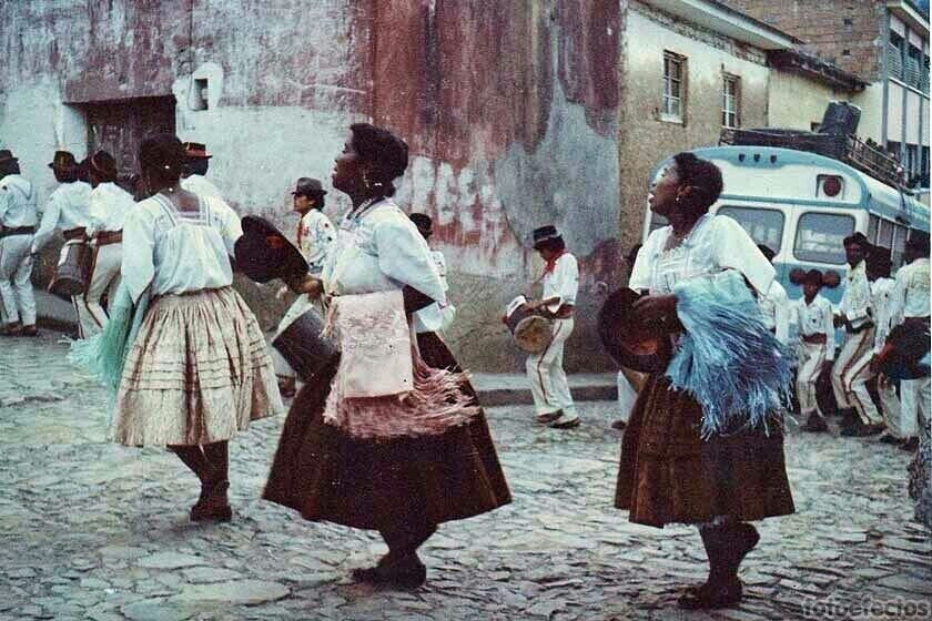 Los Afrobolivianos danzando la saya.