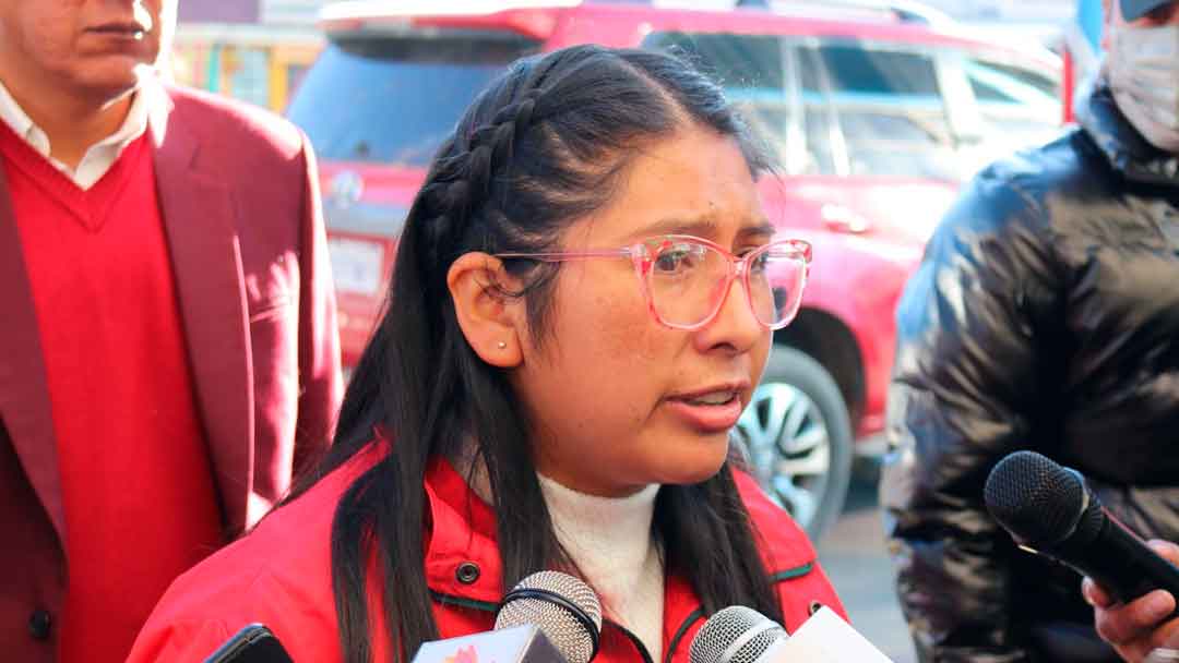La alcaldesa de El Alto, Eva Copa Murga, en contacto con la prensa.
