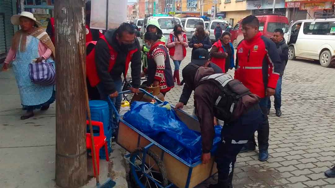 Alcaldía de El Alto en operativo libera aceras y espacios públicos en la Calle 5 de la Ceja.