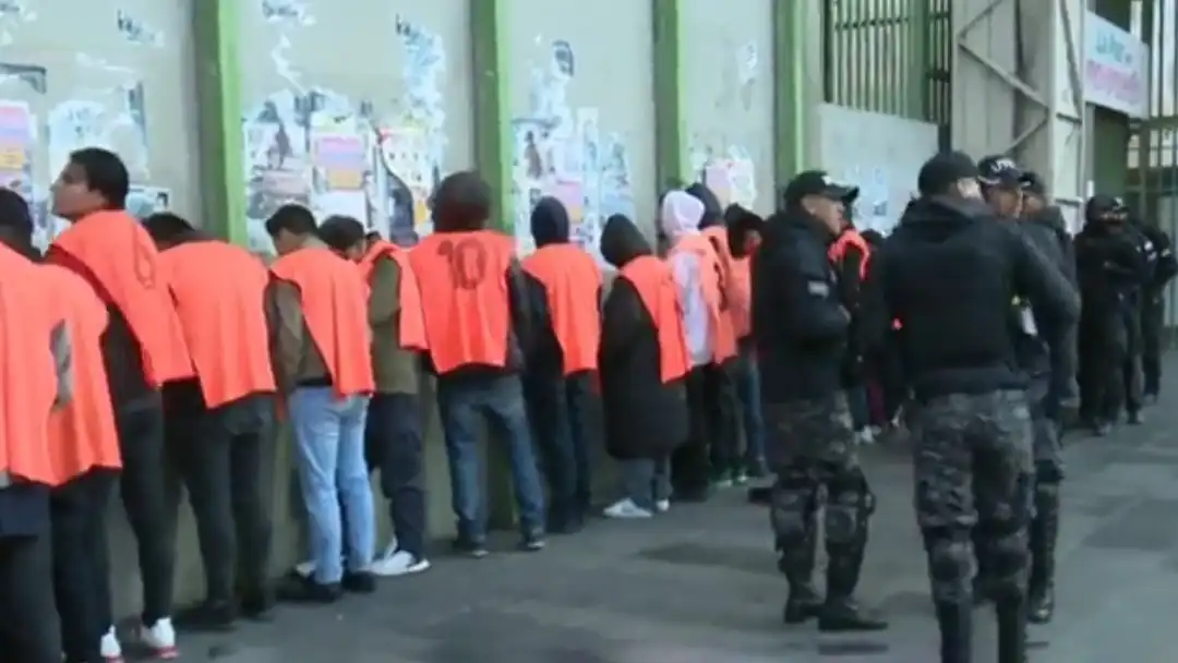 Mediante operativos de control, la Policía Boliviana arrestó la madruga de este lunes a al menos 52 personas