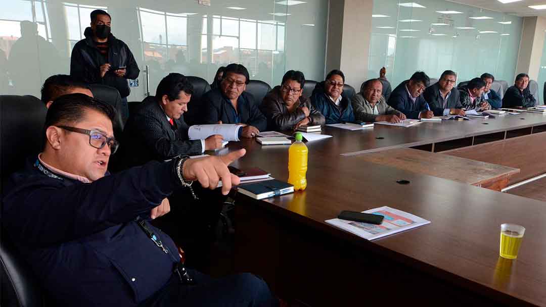 El secretario Municipal de Gestión Institucional, Rury Balladares y los transportistas.
