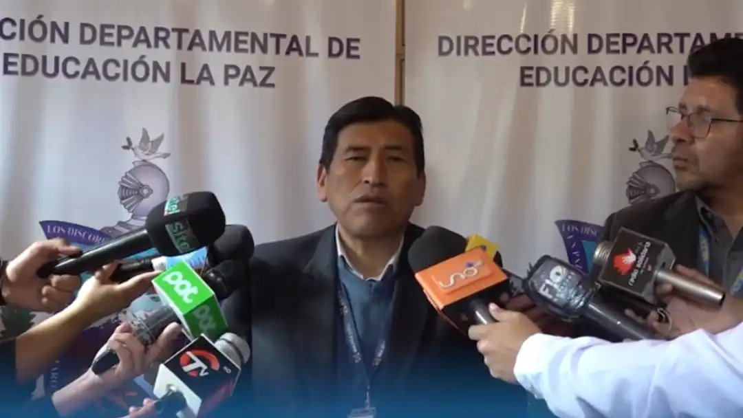 El director Departamental de Educación de La Paz, Basilio Pérez, en conferencia de prensa.