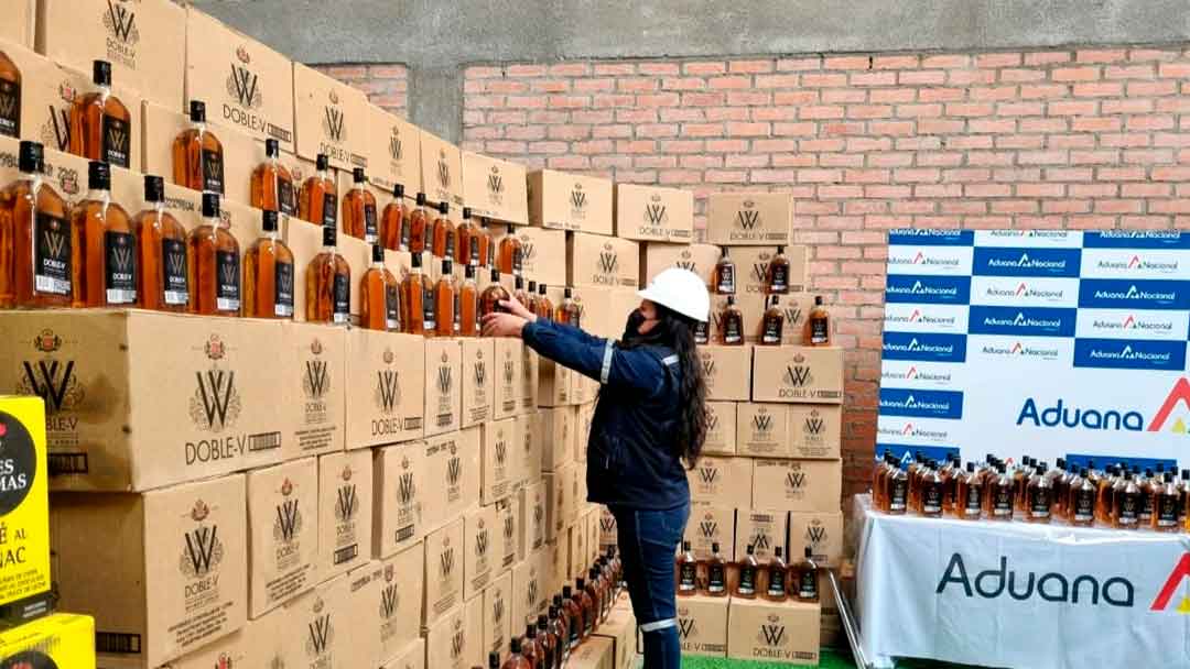 Bebidas alcohólicas comisados por la Aduana Nacional.