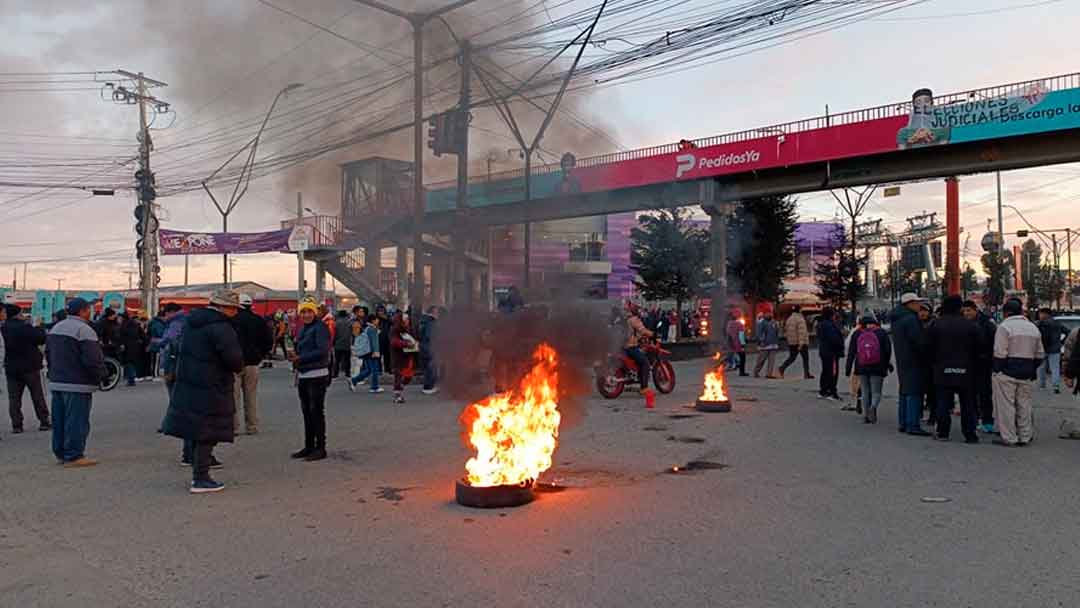 Chóferes paran y bloquean la avenida 6 de marzo (altura Teleférico Morado) este lunes en la ciudad de El Alto