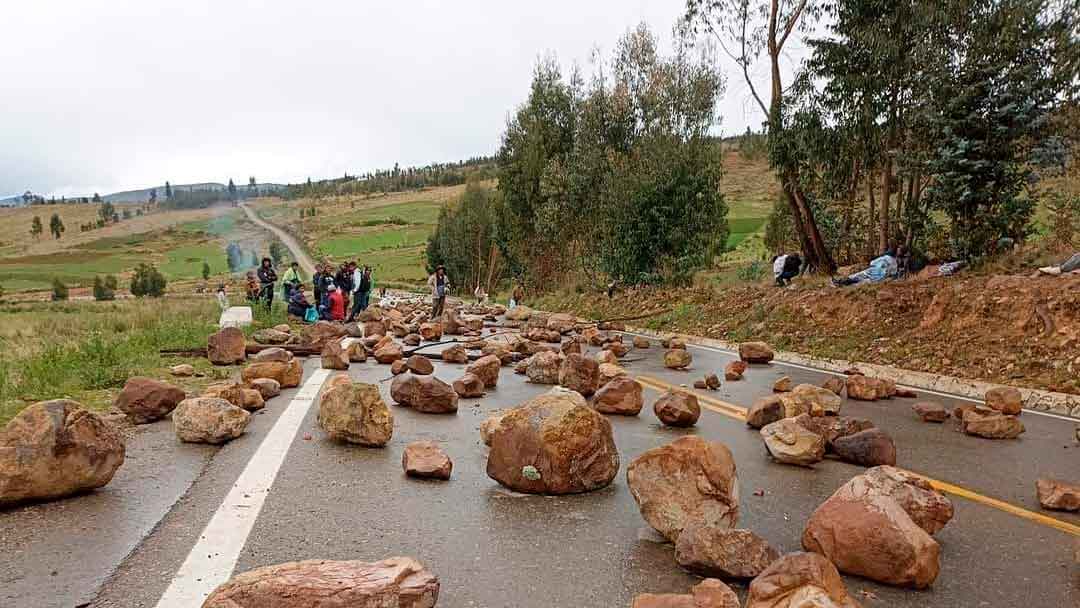 Uno de los puntos de bloqueo entre la carretera La Paz - Cochabamba.
