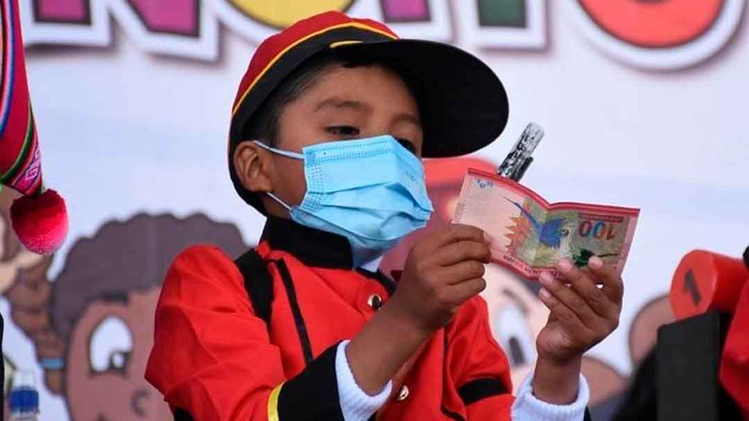 Uno de los miles de estudiantes beneficiados con el Bono Juancito Pinto.