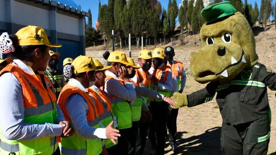 Niños y niñas participan de las Brigadas Escolares de Seguridad en El Alto.